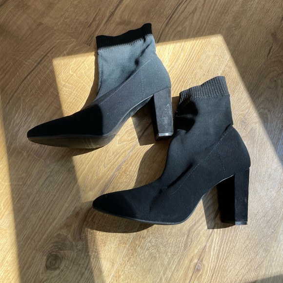 Vera Wang Sock Booties - Picture 2 of 5